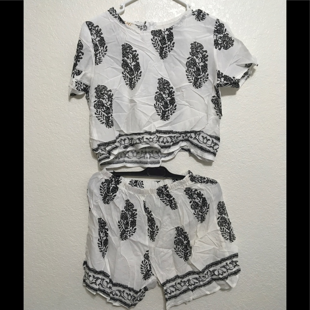 Black-White Jumpsuit - Picture 3 of 3